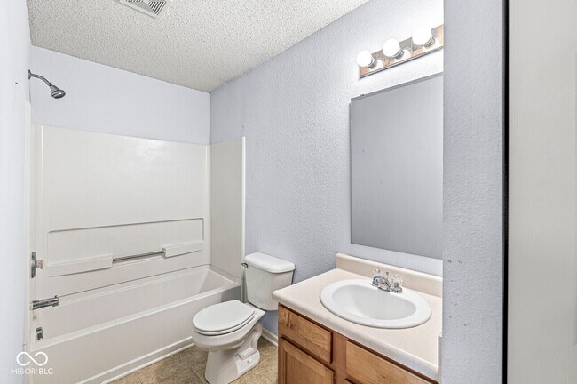 Building Photo - 5641 Buck Dr