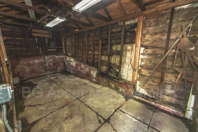 Building Photo - 3808 Lakeshore Ave