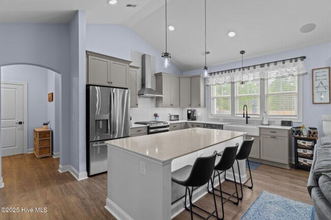 Building Photo - Welcome to this stunning 4-bedroom, 3.5-ba...