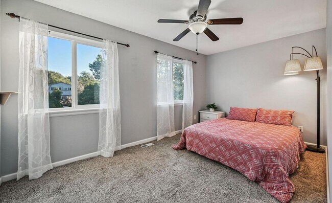 Building Photo - Beautiful 3 Bed, 2 Bath Split-Level Home w...
