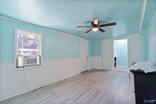 Building Photo - 616 7th Ave SW