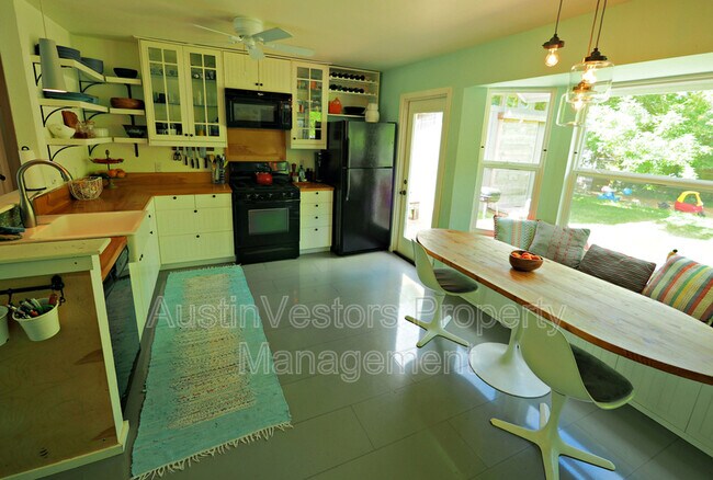 Building Photo - 8700 Soho Dr