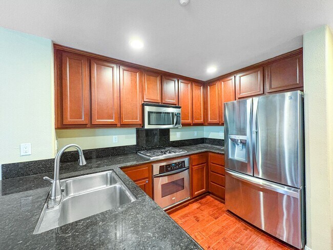 Building Photo - Beautiful 3B/2.5BA Townhome w/ Washer/Drye...