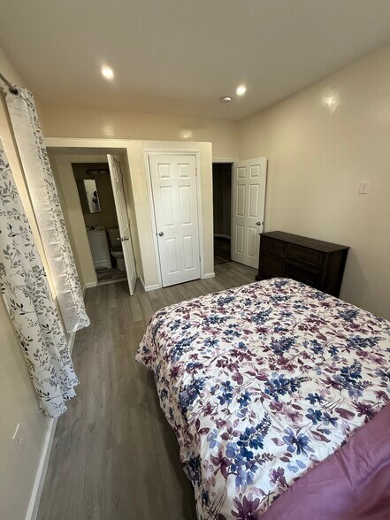 Bedroom #3 Private Bathroom - 72 Seymour Ave