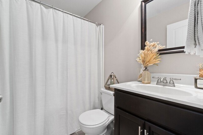 Building Photo - Pet Friendly Three Bedroom with Bonus!