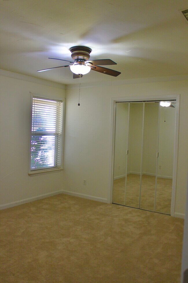 Building Photo - 2120 Mountainview Dr