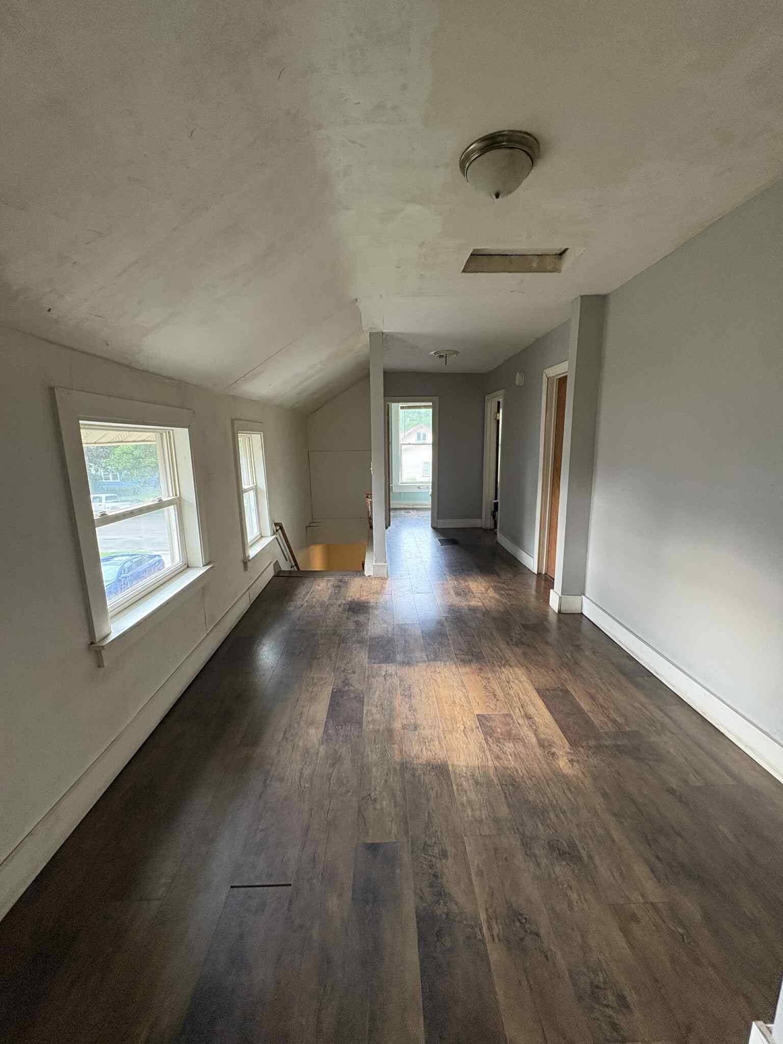 Building Photo - 945 W 9th St