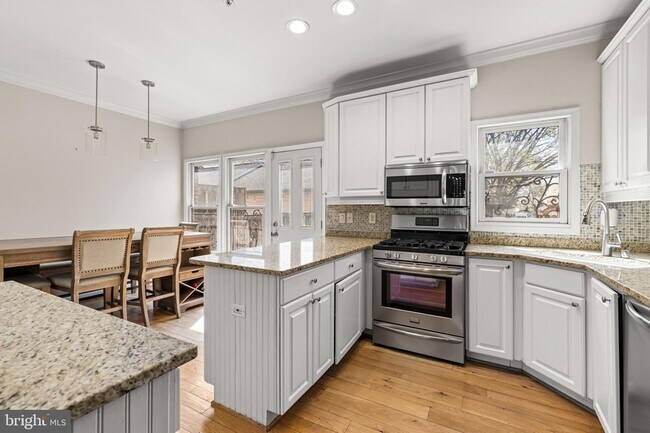 Building Photo - 211 W Hill St