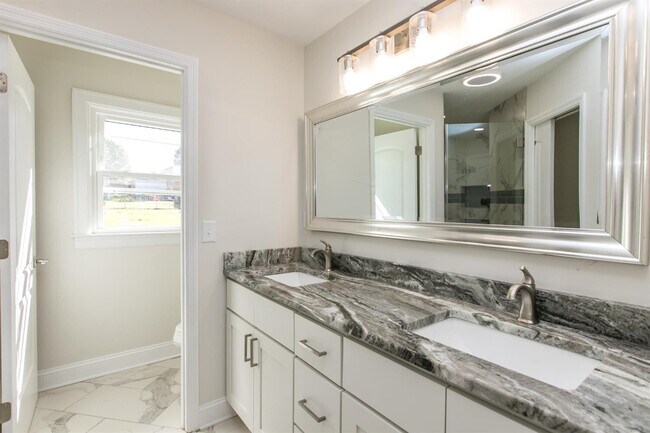Building Photo - 564 Claymont Dr