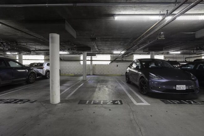 Building Photo - 5515 Canoga Ave