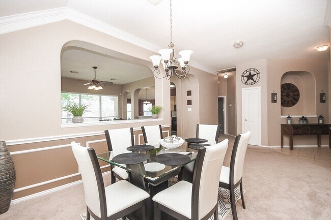 Building Photo - 5823 Knollwood Tr