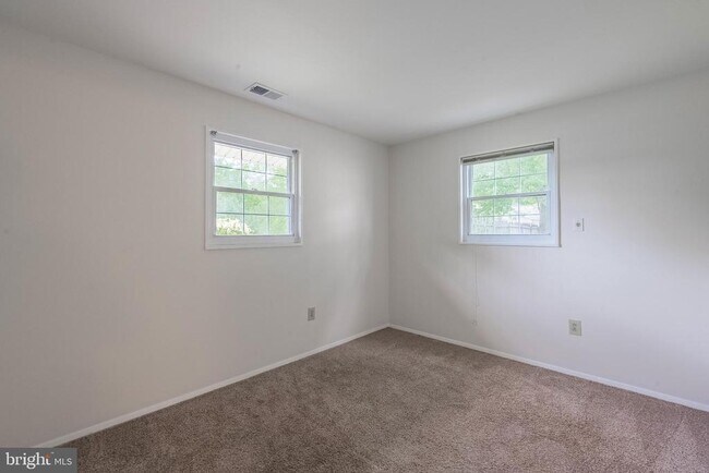 Building Photo - 5008 Treetop Ln