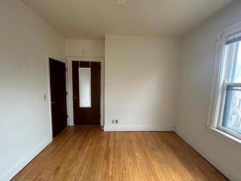 Building Photo - 612 Howard Plz