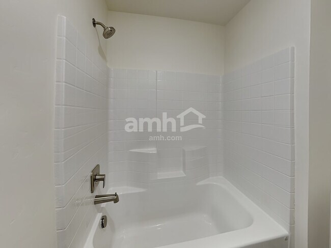 Building Photo - 724 S Retort Ave