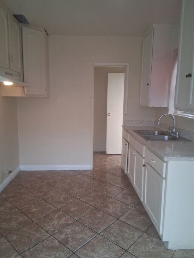 Building Photo - 95th Street, Los Angeles CA 90044