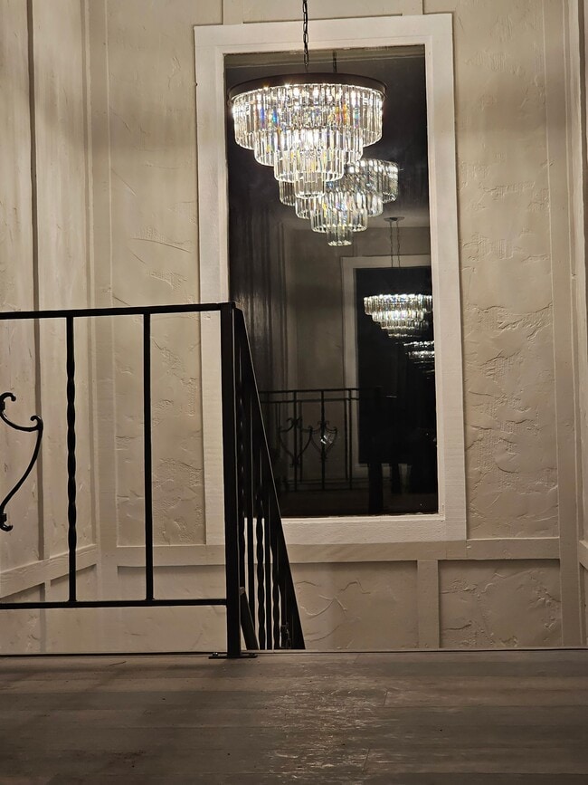 Building Photo - Like new large 2 bedroom apt coming available!