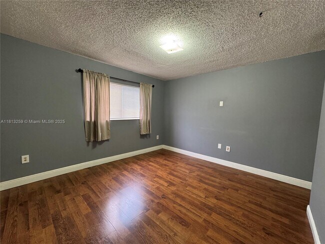 Building Photo - 2610 W 76th St