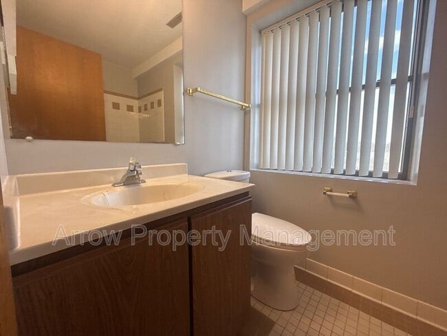 Building Photo - 208 E 5th St