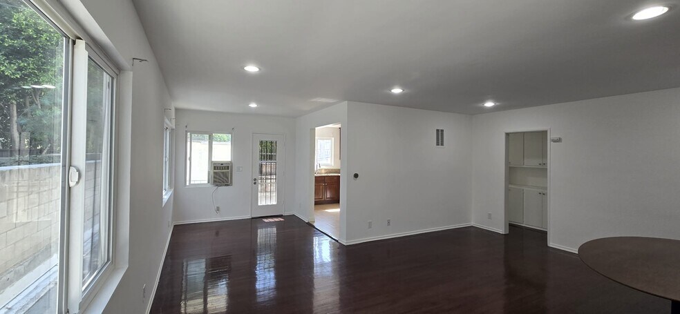 Primary Photo - 361 N Hayworth Ave