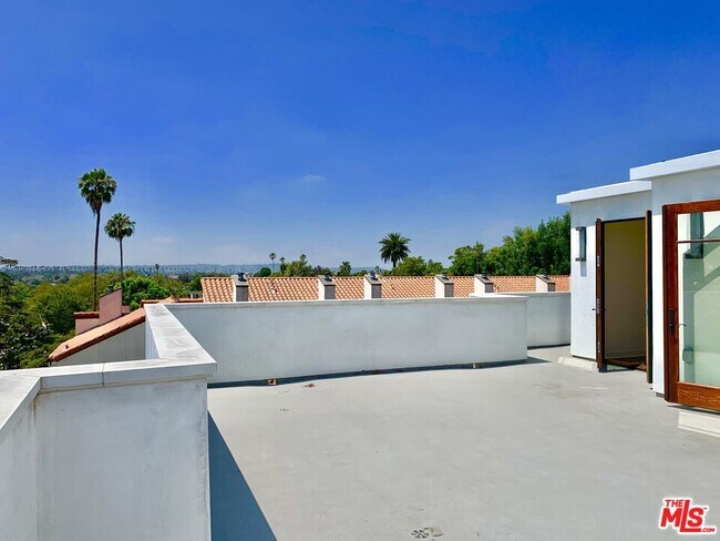 Building Photo - 859 S Lucerne Blvd