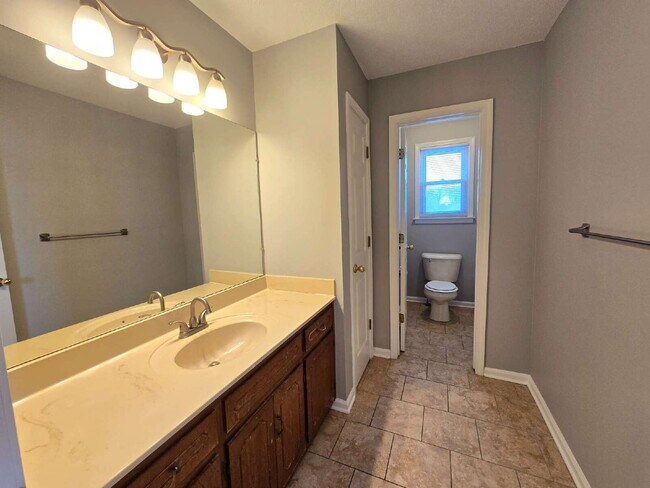 Building Photo - 991 Haggard Dr