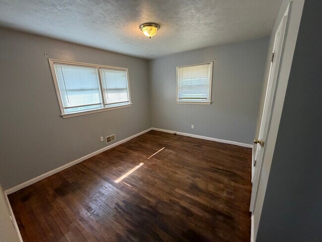 Building Photo - 4406 Clarene Dr