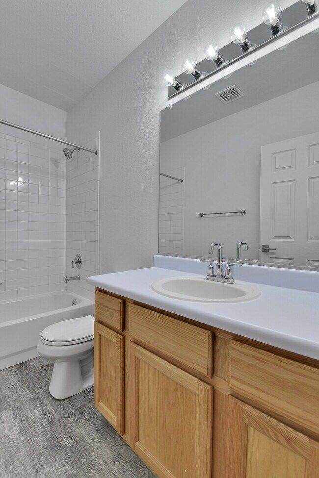 Building Photo - $2,600, 3-bed, 2-bath, located in Denver.