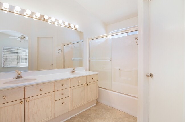 Building Photo - Spacious Townhome | Desirable Orange Location