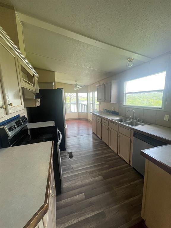 Building Photo - 120 Roots Rd