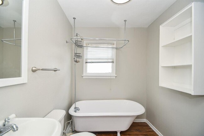Building Photo - 2722 Wroxton Rd