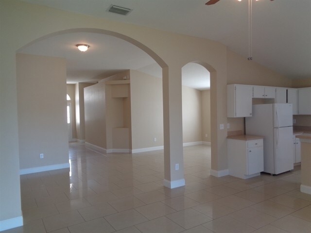 Building Photo - 29425 Crossland Dr
