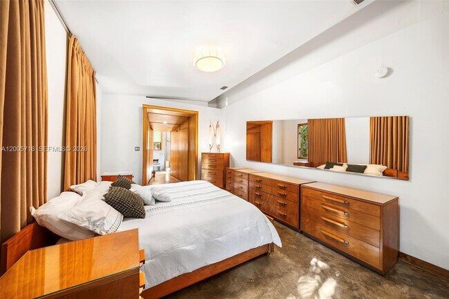 Building Photo - 5627 Granada Blvd