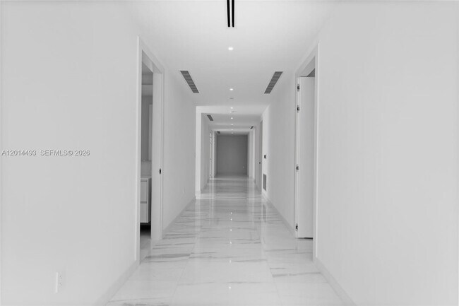Building Photo - 300 Biscayne Blvd Way