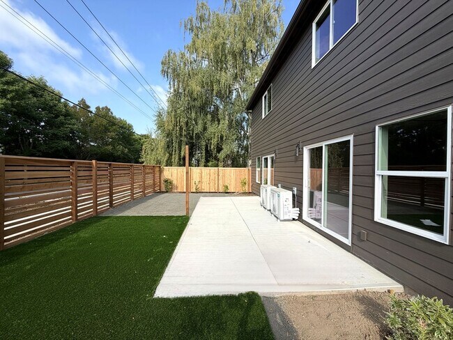 Building Photo - 1121 Sally Ln