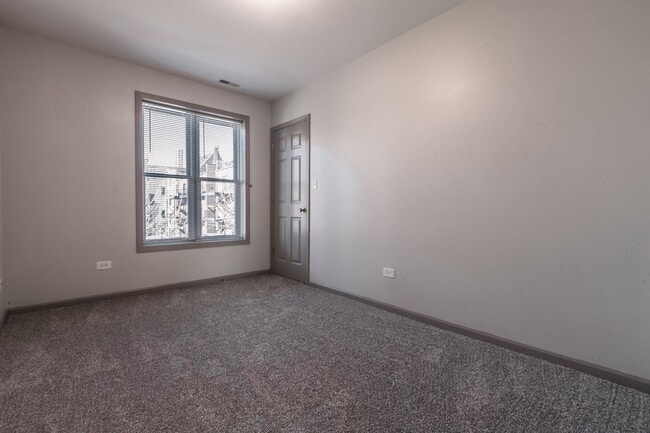 Building Photo - Stylish Bronzeville 2BR with Parking, Storage & Modern Finishes