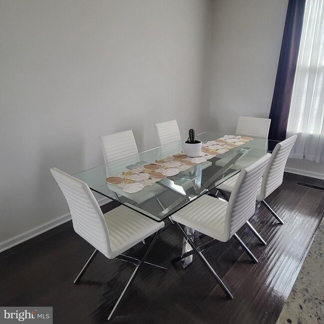 Building Photo - 2922 Glendale Ave