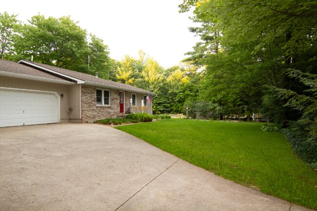 Building Photo - 576 S South Long Lake Rd