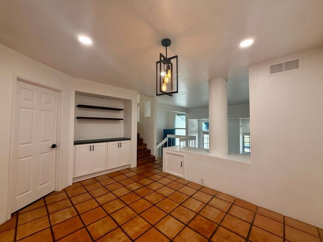 Building Photo - Beautiful 3 bedroom (2 bed + den/office) t...