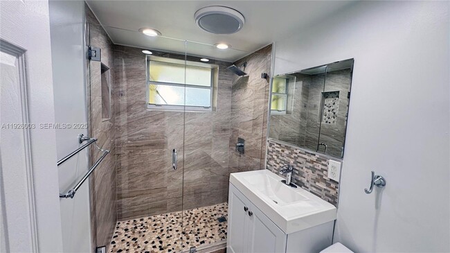 Building Photo - 1400 N 70th Way