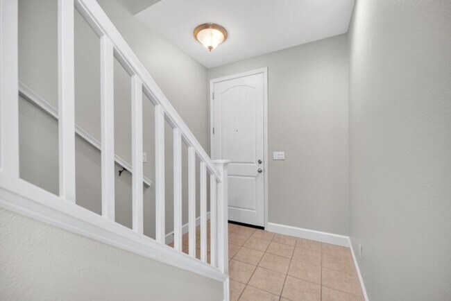 Building Photo - Townhouse - Beautiful 4bdrm, 3 bath - Rocklin