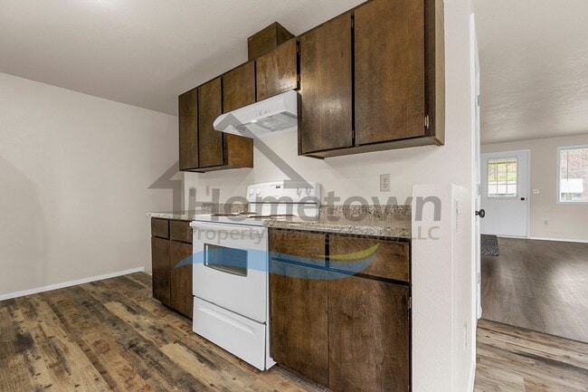 Building Photo - 2 Bedroom 1 Bath Home with Attached Garage...