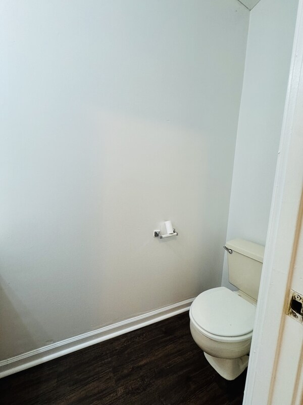 Building Photo - 1323 E 10th St