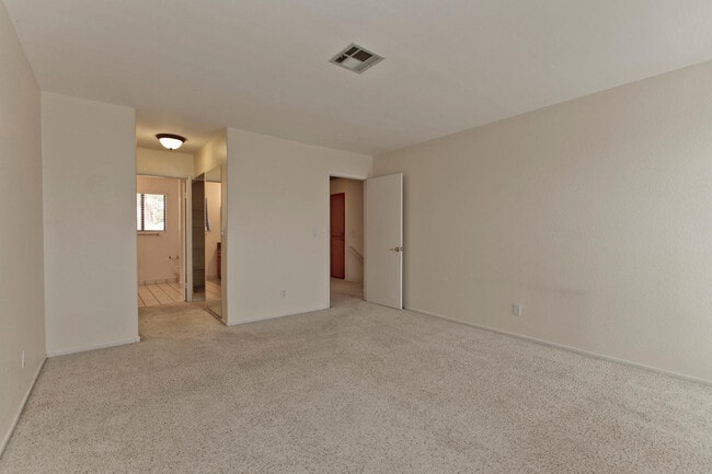 Building Photo - Beautiful home in the Lakes