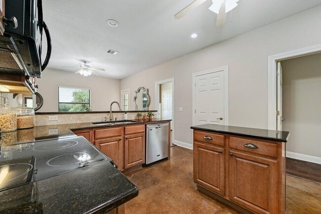 Building Photo - 200 Oak Hollow Ln