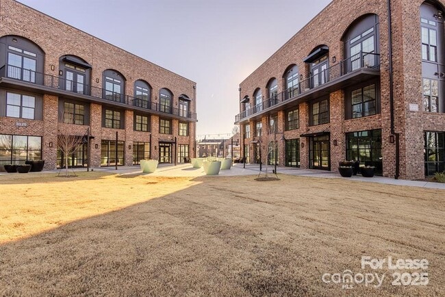Building Photo - 3110 Doe River Wy