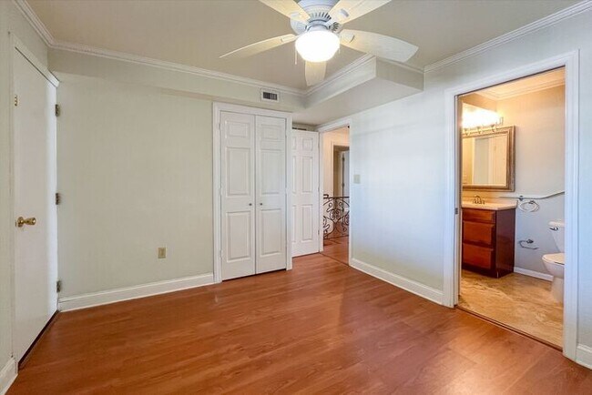 Building Photo - Executive Lakefront Living – 3 Bed, 2.5 Ba...