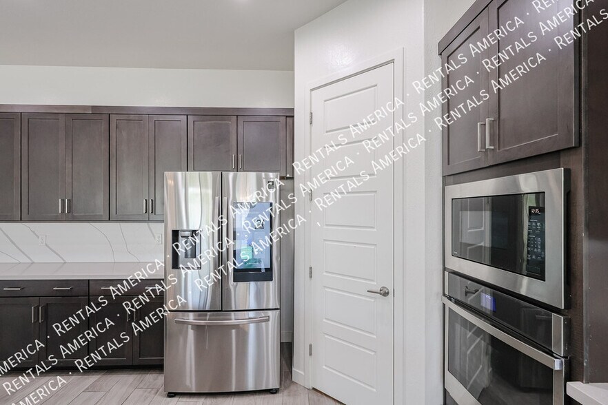 Building Photo - 1530 E San Carlos Way