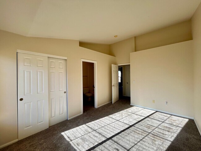Building Photo - 2BR End Unit Townhome in Rock Creek