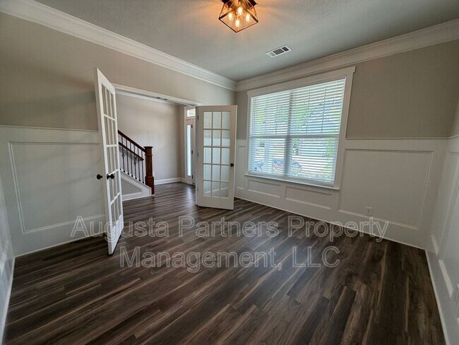 Building Photo - 1008 Swan Ct
