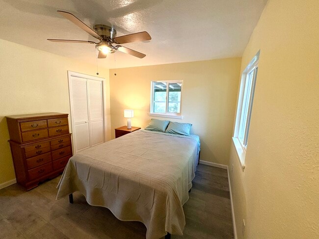 Building Photo - 620 Meadow Ln